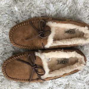 Ugg Women’s Dakota Moccasin Slipper Size 8